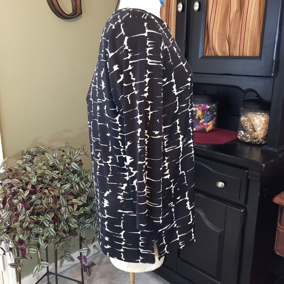 Easywear by Chico’s B& W Tunic Chico’s Size 1 - Picture 3 of 5